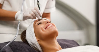 Hidrodermoabrazija lica - uklanja mrtve stanice kože, ujednačuje ten, uklanja mitesere i radi dubinsko i temeljito čišćenje!