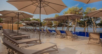 [Vodice] Villas Arausana & Antonina & Arausa****: Paket „Taste & relax“ u moderno uređenim villama s privatnim vrtom tik uz more!
