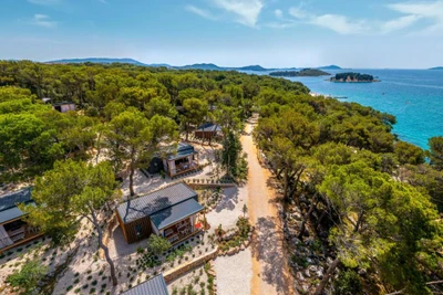 [Pakoštane] Pine beach resort***: Rani ljetni odmor u resortu smještenom u prirodnoj uvali s prekrasnom prirodnom pješčanom plažom!