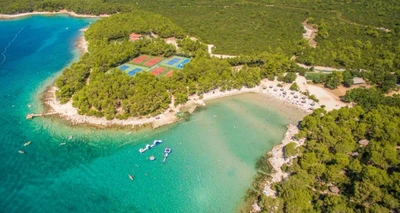 [Pakoštane] Pine beach resort***: Proljetni odmor u resortu smještenom u prirodnoj uvali s prekrasnom prirodnom pješčanom plažom!