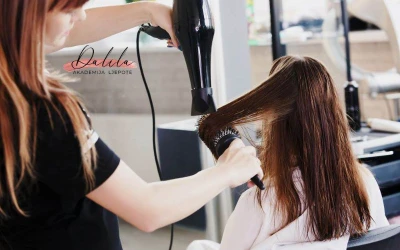 Neka Vaša kosa izgleda oporavljeno i njegovano uz šišanje i ravno feniranje kose u Akademiji ljepote Dalila!