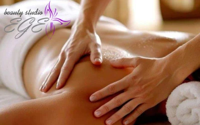 Otkrijte savršenu harmoniju opuštanja uz profesionalnu relax masažu koja revitalizira tijelo, um i vraća osjećaj potpune ravnoteže u Beauty Studiju Ege!
